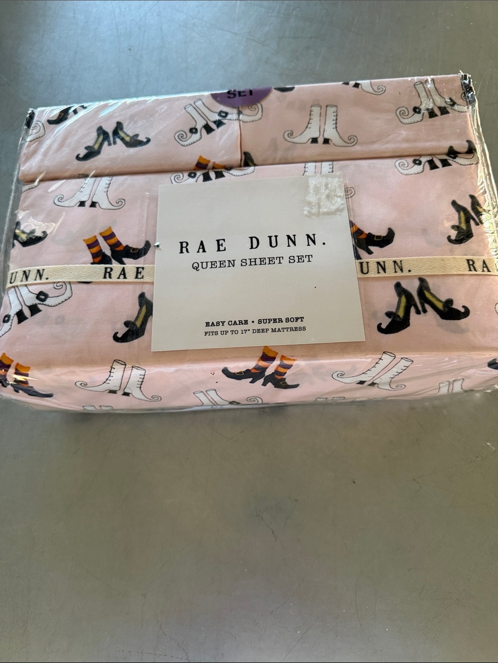 Rae Dunn Halloween 🎃 ready. Queen set. Unopened.